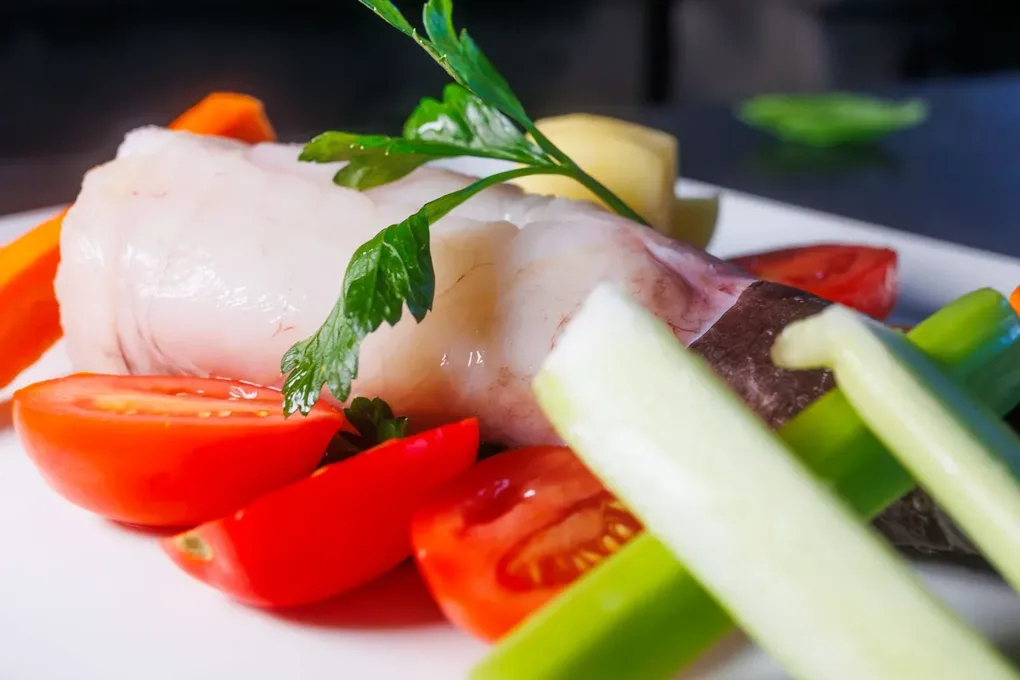 Filetto di rana pescatrice con pomodorini, carote e sedano