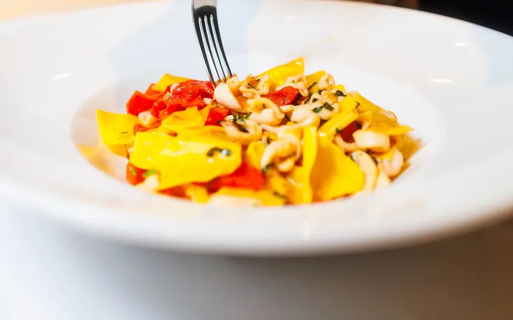 Straccetti con calamari e pomodorini